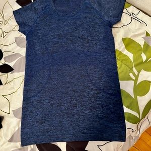 Lululemon swiftly tech short sleeve size 6